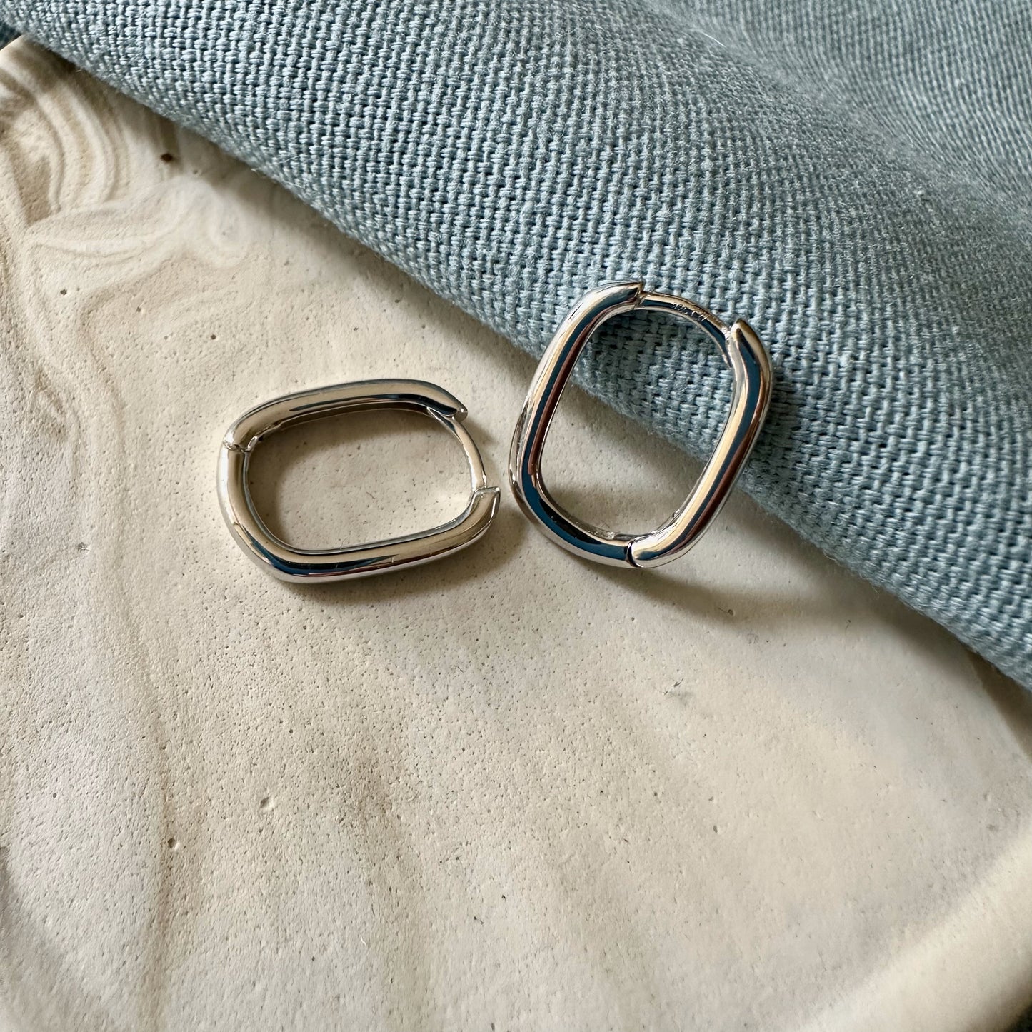 Effortless Essential Plain Oval Hoop