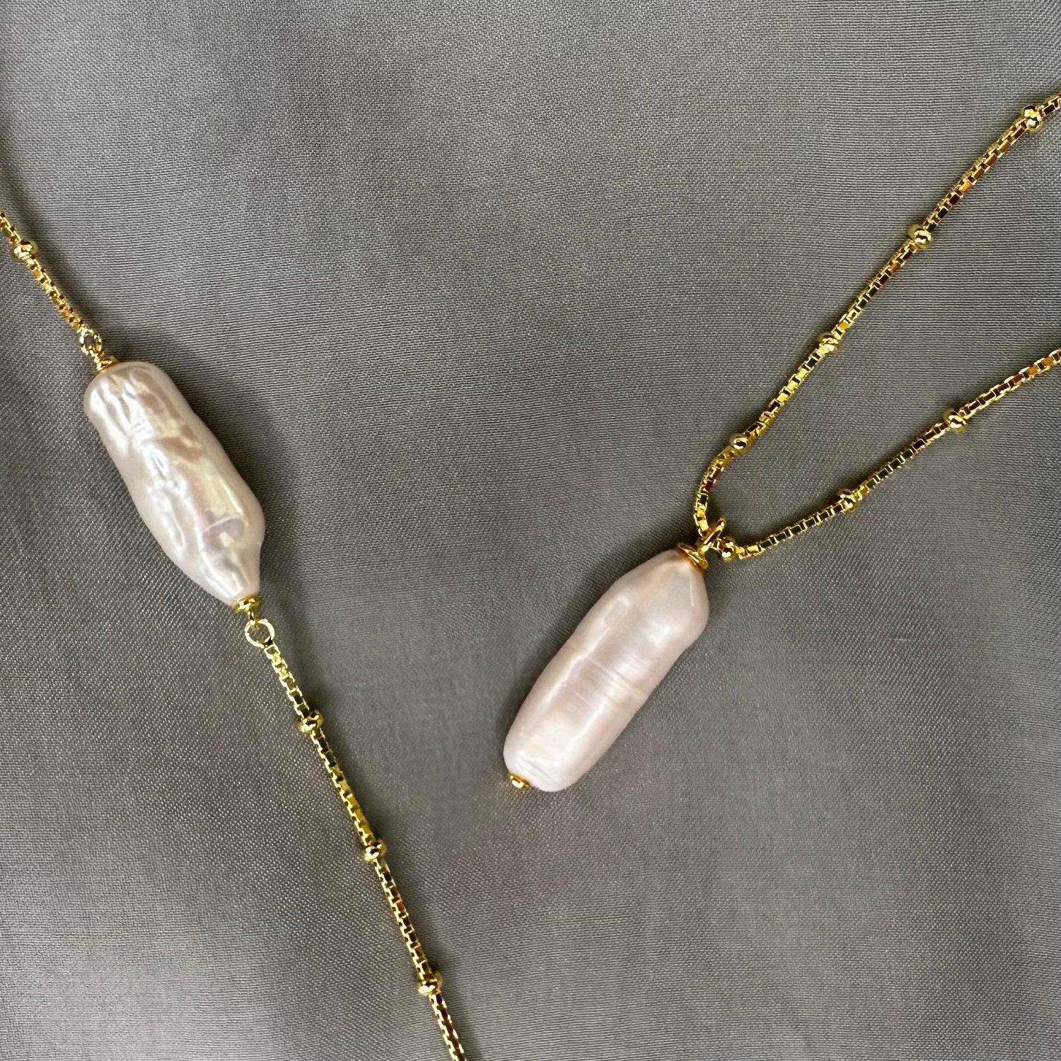 stylish natural freshwater pearl gold pendant and bracelet on grey ground