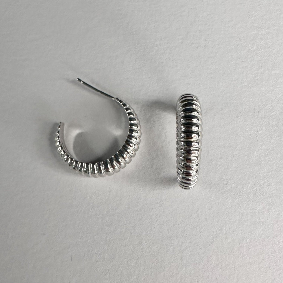 graduating ribbed hoops in silver laid on cream ground